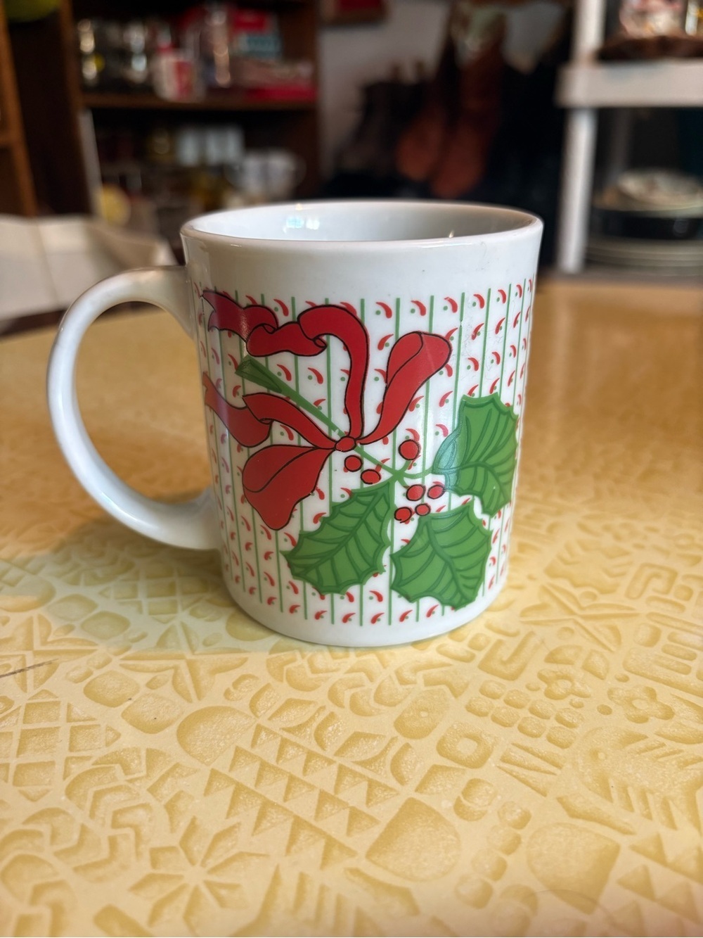 Vintage Festive Holly & Ribbon Ceramic Coffee Mug - White/Green/Red
